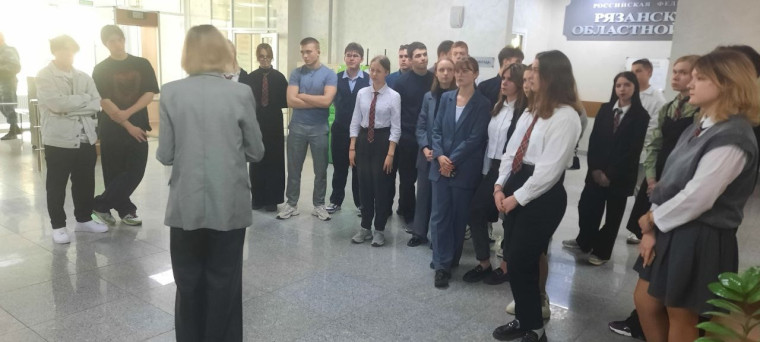 Учащиеся 11 «А» и 11 «Б» посетили с экскурсией Рязанский областной суд..